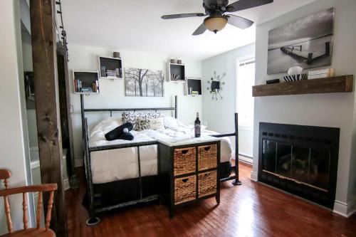 Bracebridge Apartment | The Jypsy Inn - Tuxedo Room Muskoka