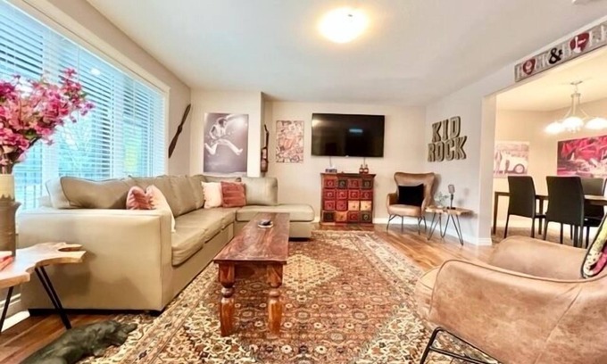 Saskatoon House | *The Kid Rock* Bright, Spacious and Modern Home!