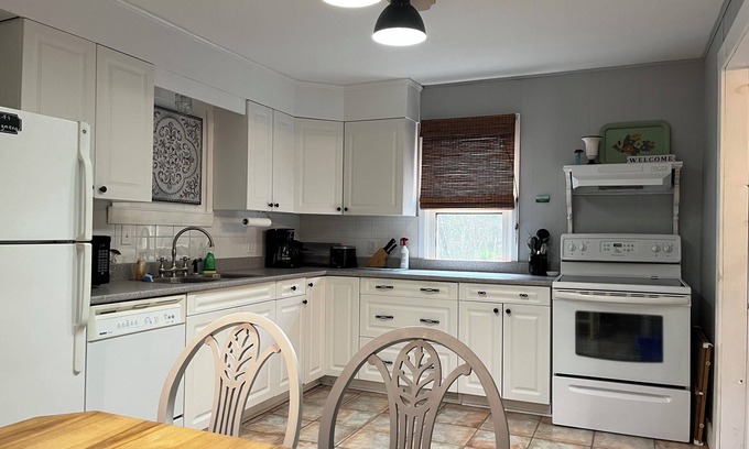 Kingsclear House | The King’s Hideaway, hot tub/pizza oven/walking trail/pet friendly/ski Crabbe.