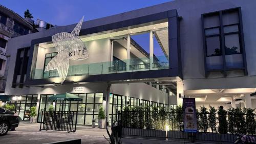 Pom Prap Sattru Phai Hotel | The Kite Hotel