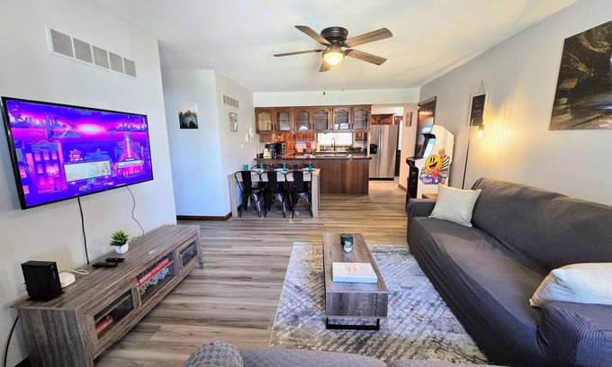 Ottawa House | The Lafayette Lounger Unit B, King Bed, Arcade Games