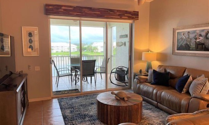 Tropical Cove Condo | The Lake House at Lexington CC Lake Village