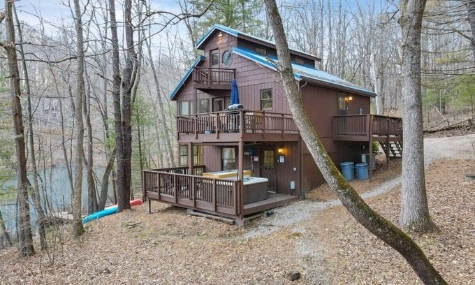 Rockbridge Cabin | The Lake House - Hot tub with Lake view!