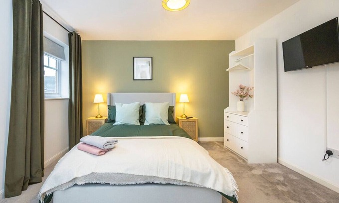 Parsloes House | The Lake Hub: Comfortable 2-Bedroom Apartment with Private Garden