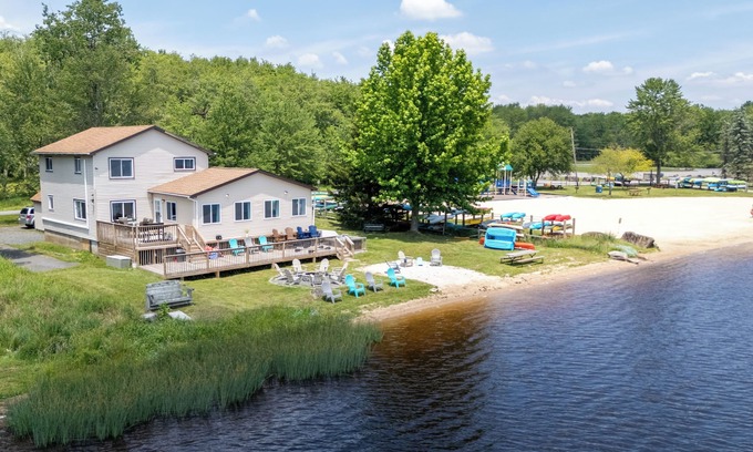 Pocono Lake House | The Lake Life by AvantStay | Lakefront + View + Hot Tub
