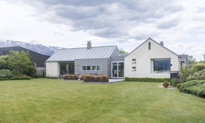 Lowburn House | The Lakehouse - Cromwell Holiday Home