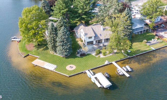 Mears Cottage | The Lakehouse on Upper Silver Lake - 190' Lakefront!