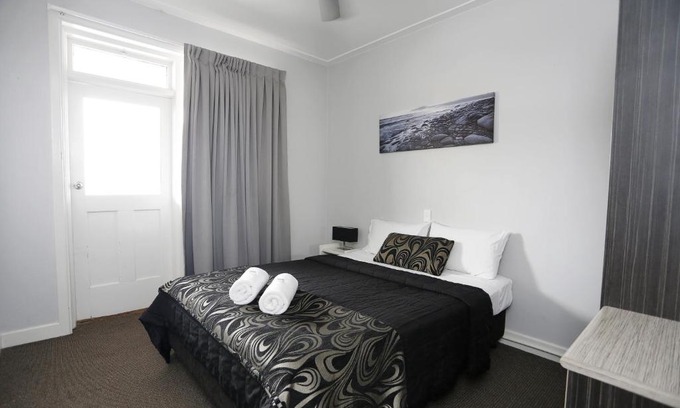 The Entrance Hotel | The Lakes Hotel