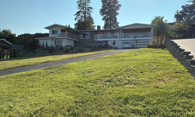 Central Okanagan Apartment | THE LAKEVIEW LOOKOUT, 1 Bedroom - Sleeps 2- walking distance to Lake & Wineries.