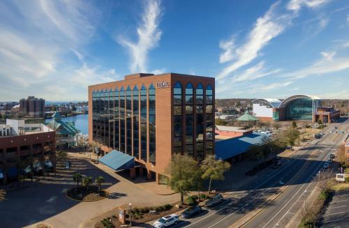 Victoria Boulevard Historic District Hotel | The Landing at Hampton Marina, Tapestry Collection by Hilton