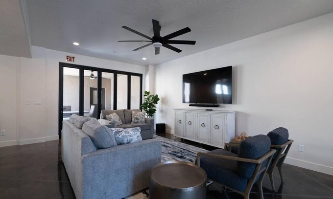 Hurricane House | The Latitude Adjustment, located close to Golf,Sand Dunes, Reservoir & National Parks