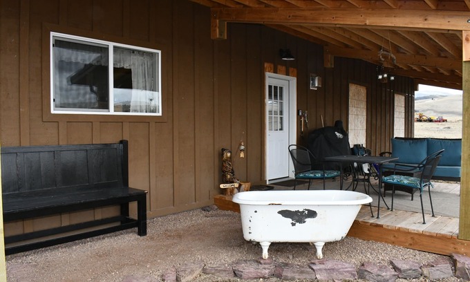 Philipsburg House | The Lazy 8 Apartment