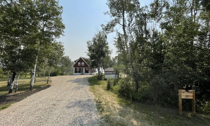 Division No. 16 House | The Lazy Bear Loft - Lake Front Paradise