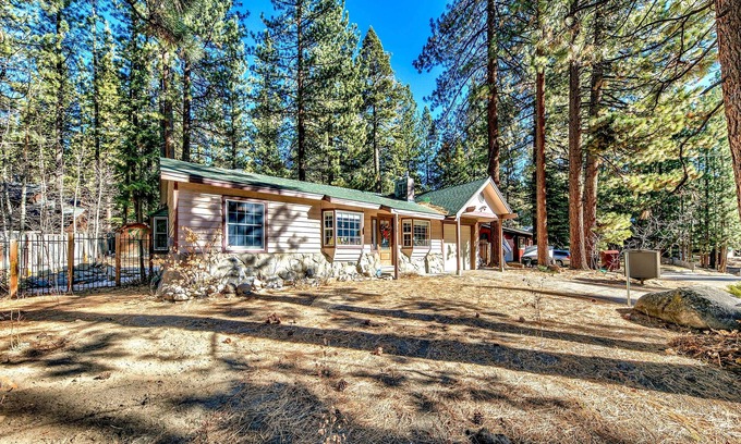 Montgomery Estates Cottage | The Lazy Bear's Den-guests love the backyard, family room and location!