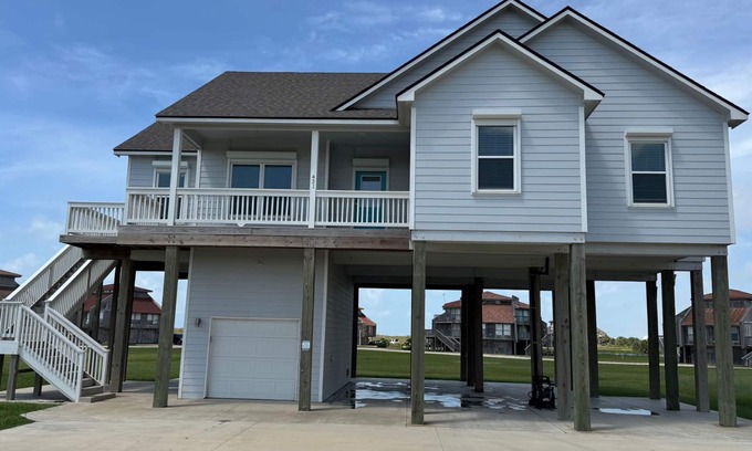 Matagorda House | "The Lazy Coconut," a family and pet-friendly home in beach walking distance.
