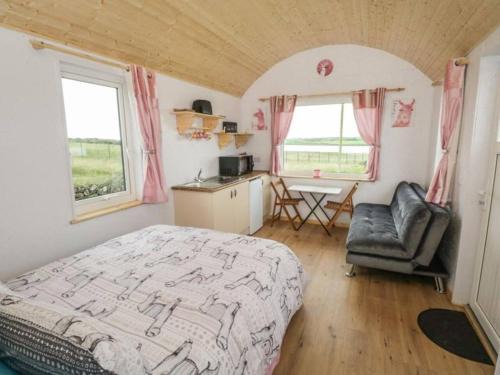Ballyshannon Apartment | The Lazy Llama Farm Stay Shepherd Hut