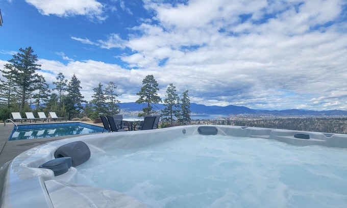 Southwest Mission House | THE LEDGE + 5 ENSUITES + POOL/HOT TUB + GYM + THEATRE