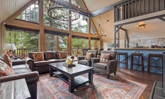 East Kootenay Cabin | The Legacy Cabin | Hot Tub | Huge Fenced Yard