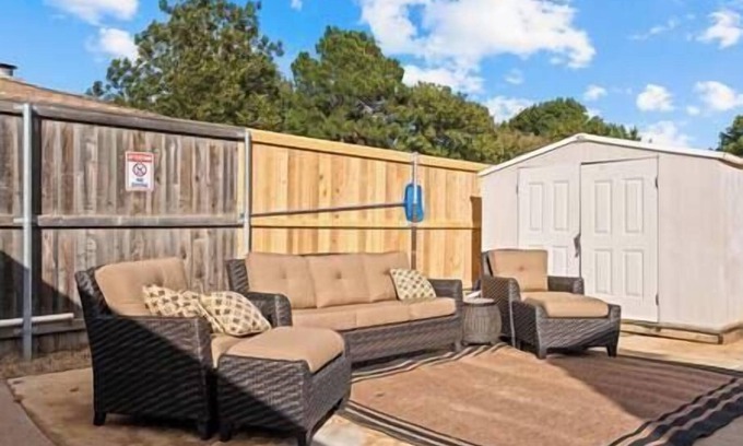 Lubbock House | *The Legends* Pool, Putting Green & Fire Pit