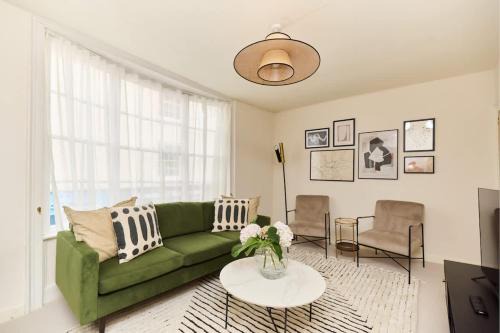 Lewes House | The Lewes Place - Contemporary 3BDR House with Patio