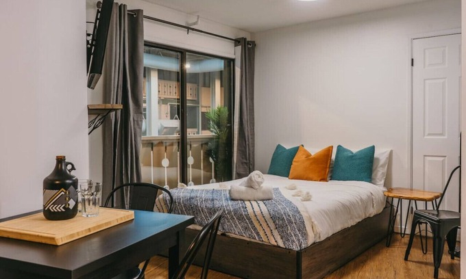 Beaverdell Apartment | The Lifty | Ski-In Ski-Out Studio + Pool & Gym