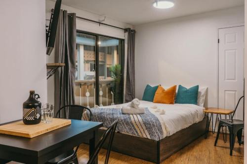 Beaverdell Apartment | The Lifty Ski-In Ski-Out Studio, Pool and Gym