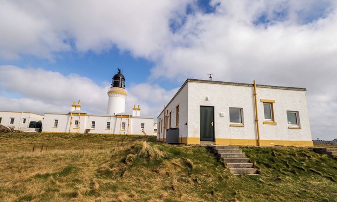 Wick Cottage | THE LIGHTHOUSE KEEPERS CABIN, romantic in Wick, Caithness