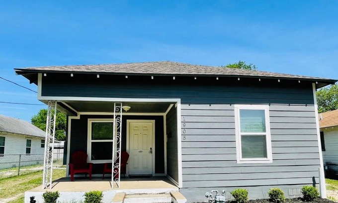University House | The Lily House-close To Everything You Need!