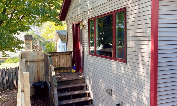 Hancock Cottage | The Little House- private sauna and pet friendly