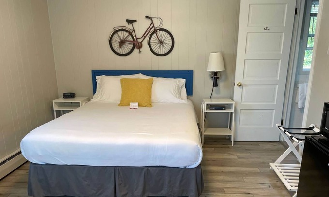 Mount Horeb House | THE LITTLE VILLAGE , Queen Room 111