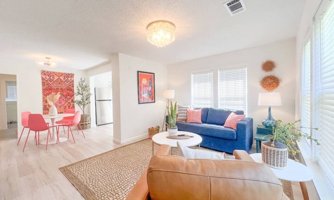 Mountain View House | The Local Giraffe ~ w/firepit, convenient locatio