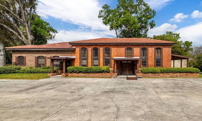 Dade City House | The Locke Inn Suites - Stay in Dade City's historic former jailhouse!