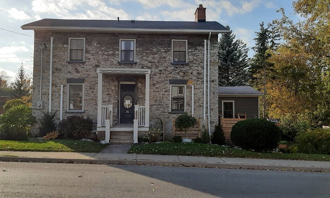 Port Colborne Apartment | The Locktender's House