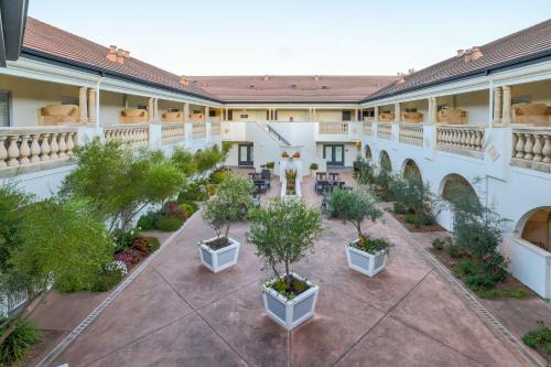 Healdsburg Hotel | The Lodge at Healdsburg, Tapestry Collection by Hilton