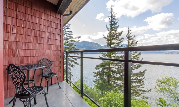 Harrison Hot Springs Cabin | "The Lodge on Harrison Lake" Suite #2