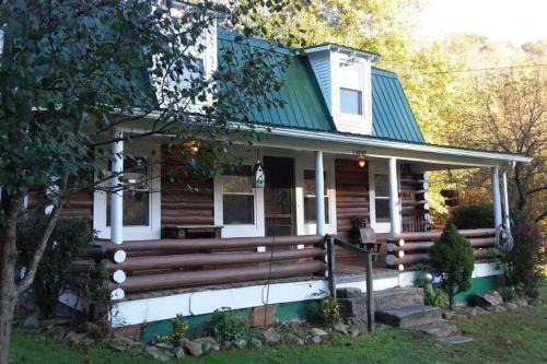 Genoa House | The Lodge - Chestnut Log Cabin & Game Room