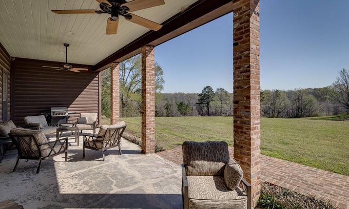 Lincoln Parish Cabin | The Lodge- Everyone can sleep under one roof! 10 min to Ruston
