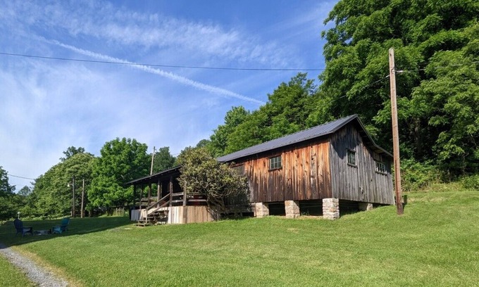 Hopewell House | The Lodge - Restored, Rustic 2 Bedroom On The River
