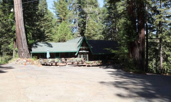 Garberville House | "The Lodge" River Access 2 Kitchens Dines 18 pplnn