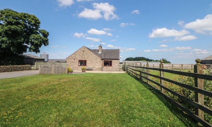 Crich Cottage | THE LODGE, with open fire in Wirksworth