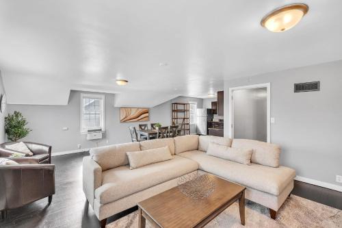 Middlebury House | The Loft 3BR Apartment with Scenic Deck
