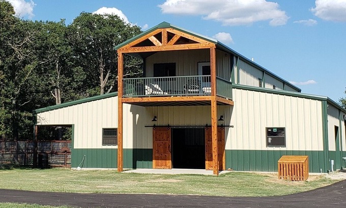 Wise County House | The Loft at Tipsy Toad Retreat - Horses Welcome!