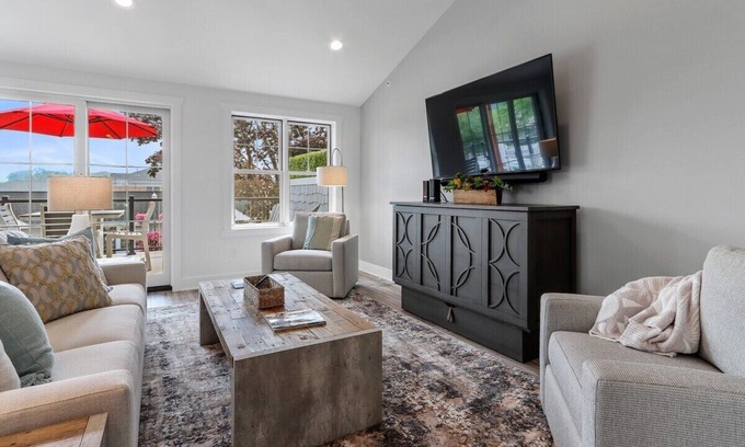 Lake Geneva Apartment | The Lofts of Brick and Mortar-California Loft |High-End |Walk-Out Balcony |Dwntown |2 Kings |Parking