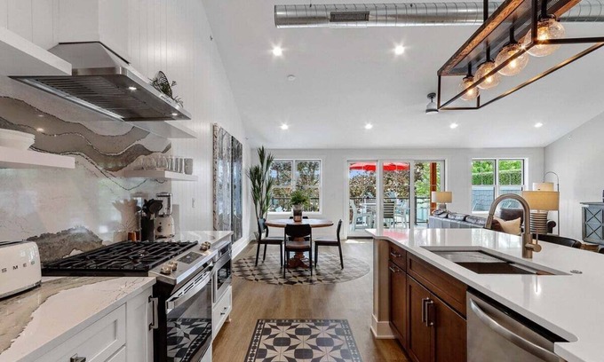 Lake Geneva Apartment | The Lofts of Brick and Mortar-City Loft |Stylish |Walk-Out Balcony |2 Kings |Parking for 2 |Downtown