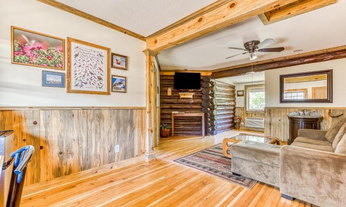 White Salmon House | The Logs Birds Paradise