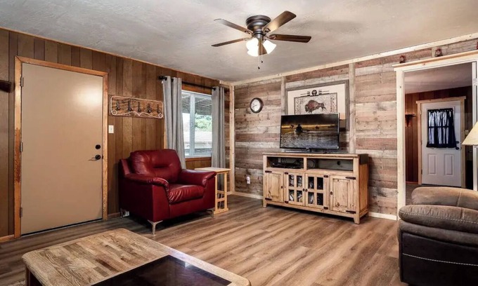 Overgaard Cabin | The Lone Pine