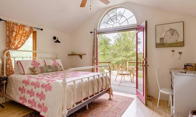 San Marcos Cottage | The Lookout - A Hill Country Cottage
