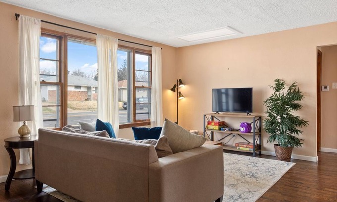 University City House | "The Loop" 10min walk: Restaurants + Bars, Wash U
