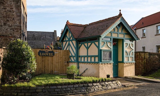 Berwick-upon-Tweed Cabin | THE LOOVRE - A Grade II listed unique tiny holiday home in Berwick-upon-Tweed