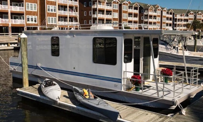 Manteo Boat Rental | The LOVE Boat !